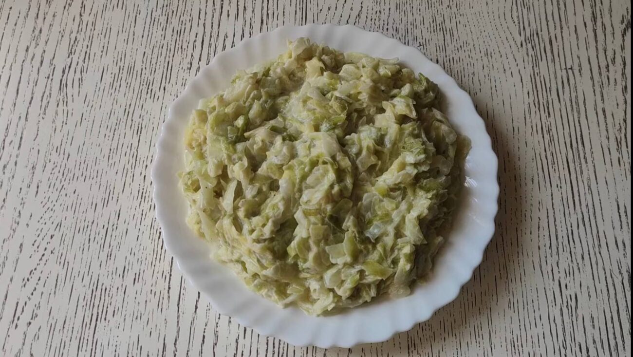 Кулінари розповіли, як приготувати тушковану капусту в ніжному вершковому соусі