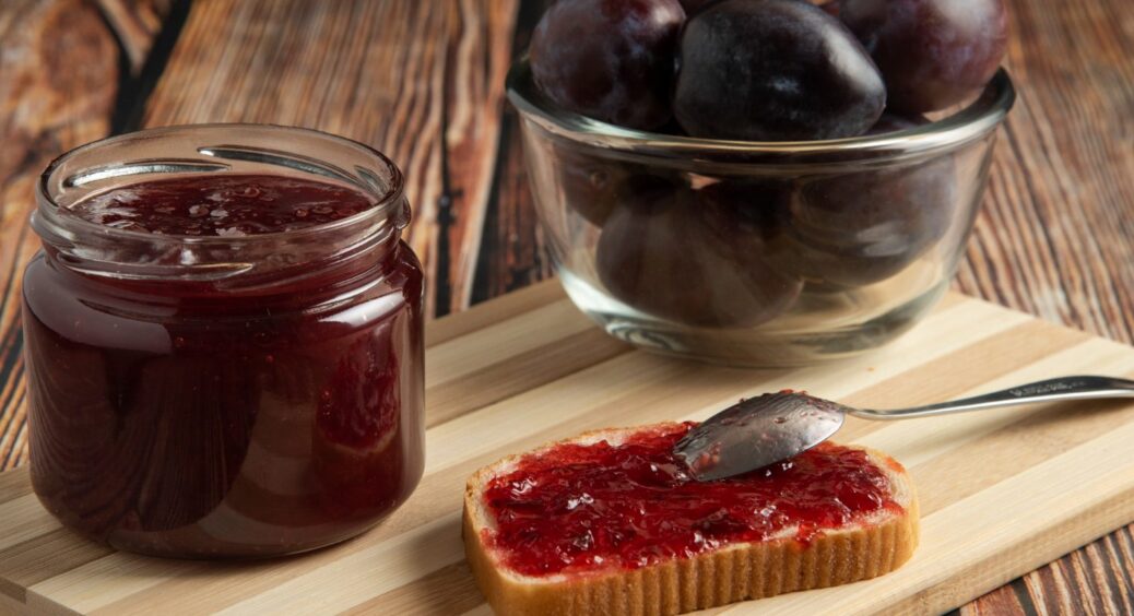 3 кг слив і трохи цукру: виходить джем, який їдять ложками навіть без хліба. Найкращий рецепт на зиму 