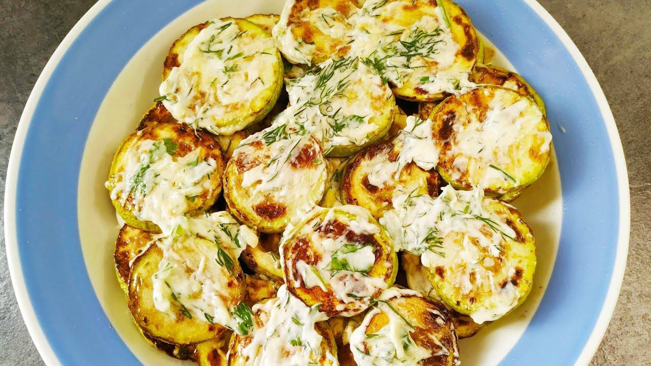 Кулінари розповіли, як швидко приготувати смачну закуску з молодих кабачків