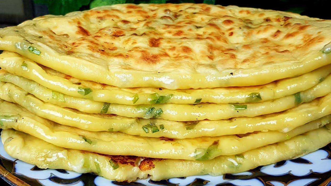 Кулінари розповіли, як приготувати смачні коржики на кефірі із сиром та зеленню