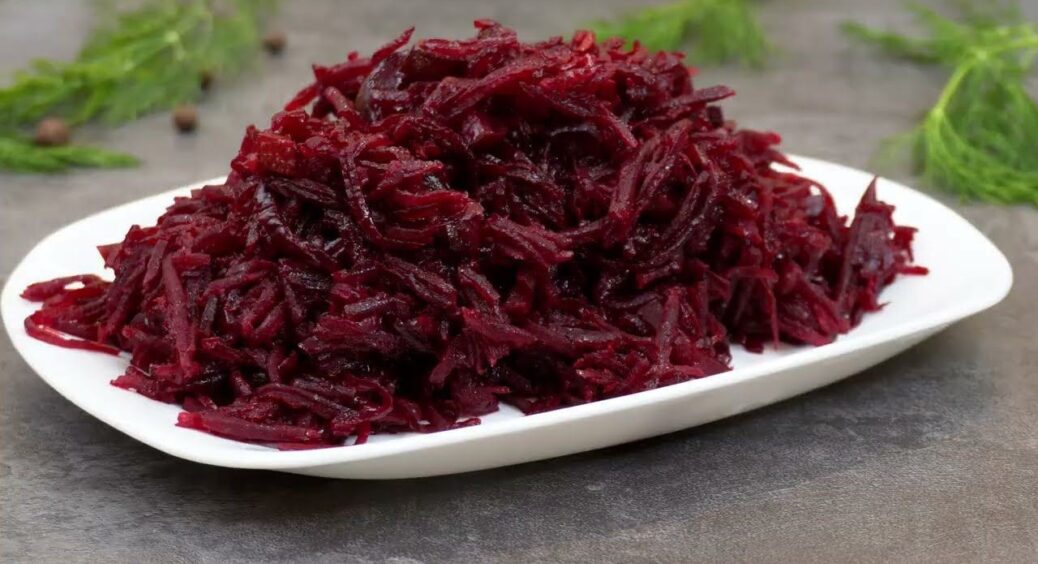 Я готую салат із буряками на сніданок, обід і вечерю – 1 секрет смаку робить його неперевершеним 
