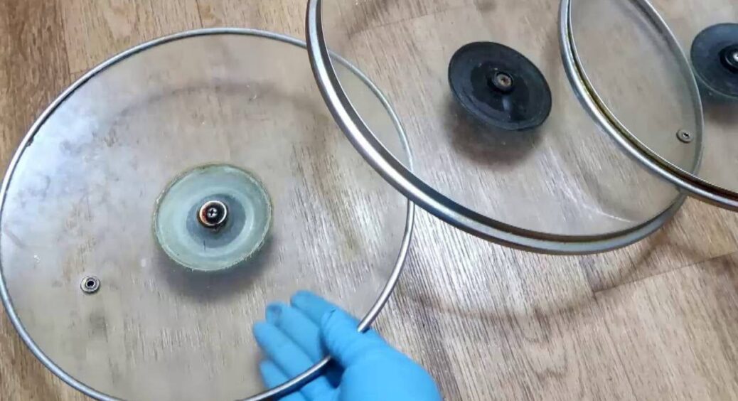 Кришки каструль знову прозорі, як кришталь: 1 кухонний продукт зняв наліт без тертя і магазинної хімії 