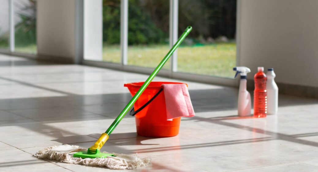 Змішую 2 прості речі з кухні – і бруд сходить сам: рецепт чистячої пасти за копійки для всього дому 