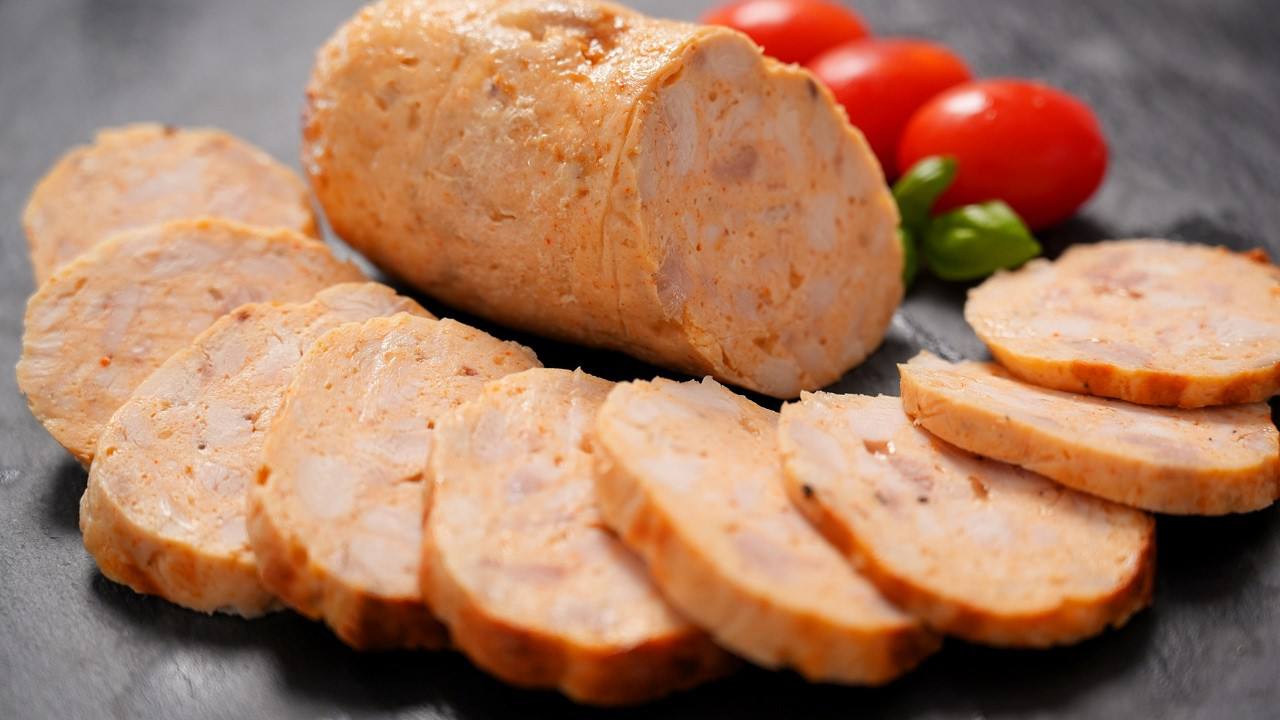 Кулінари поділилися рецептом домашньої курячої вареної ковбаси