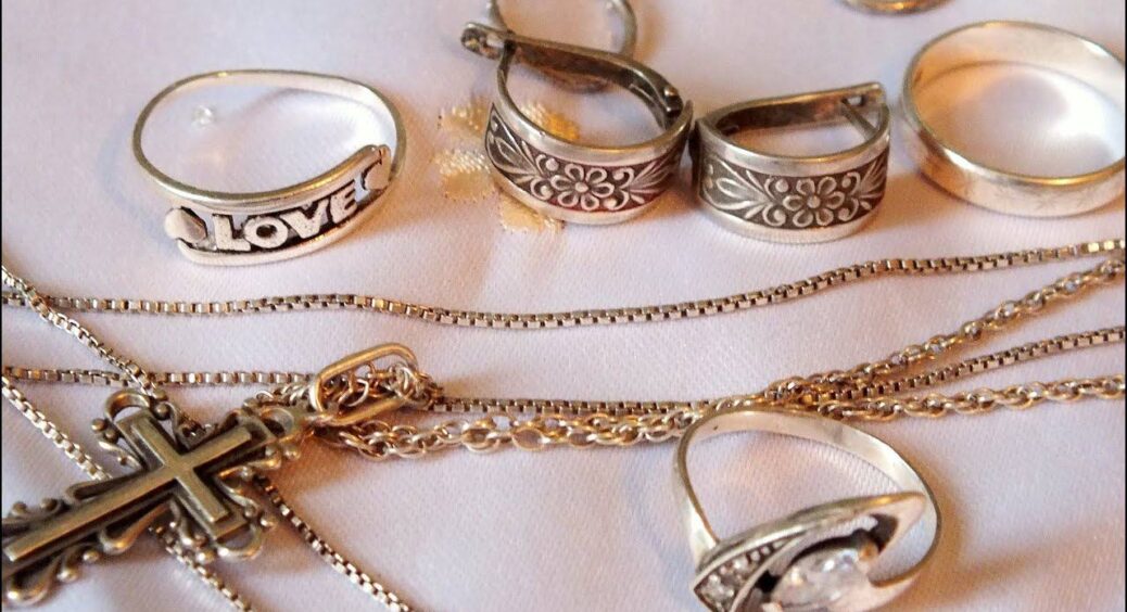 Срібний хрестик чорнів 5 років – кинула у мисочку з ЦИМ: через 15 хвилин він засяяв, аж очі засліпило 