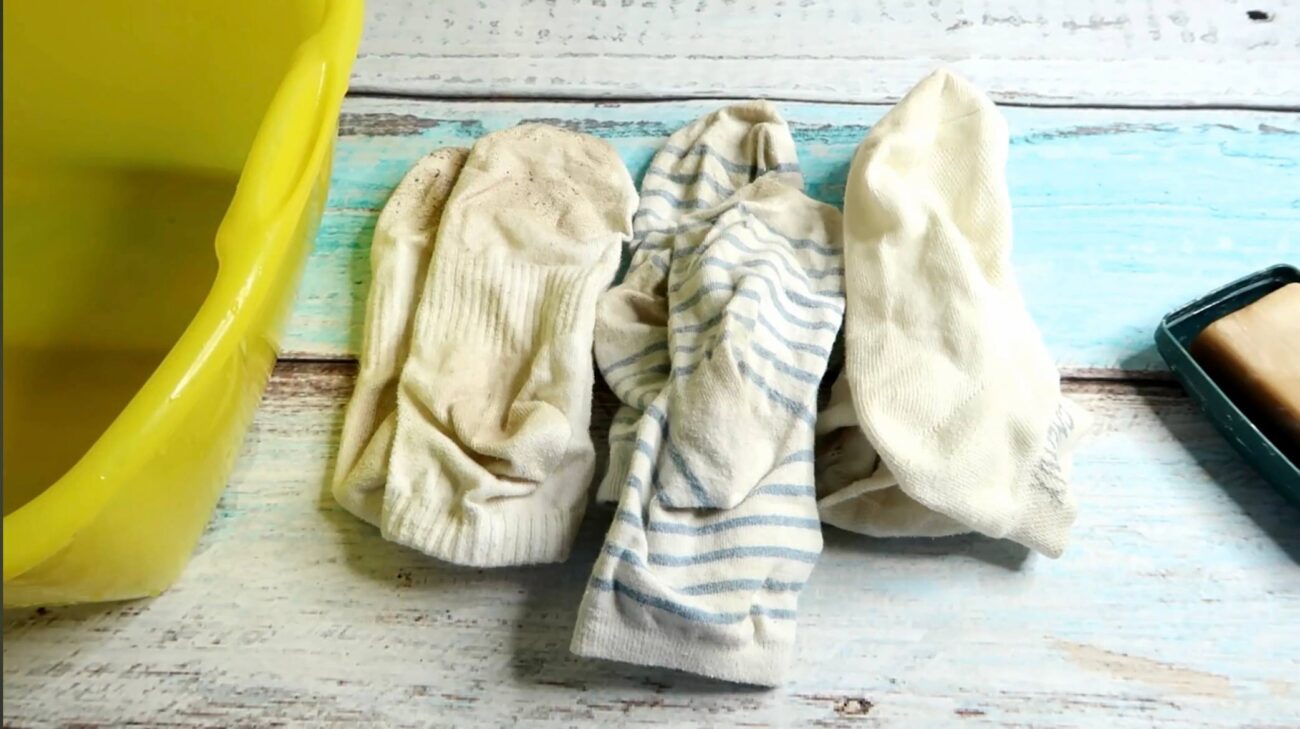 Господині розповіли, як за одну ніч ідеально відбілити шкарпетки без тертя