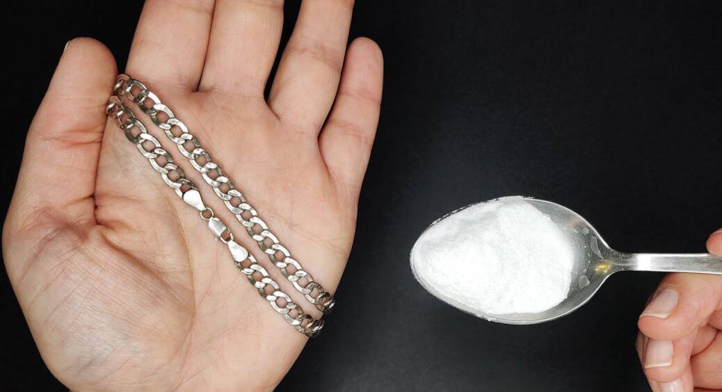 Маленька хитрість для чищення срібла в домашніх умовах: цей 1 трюк поверне блиск прикрасам за 5 хвилин 