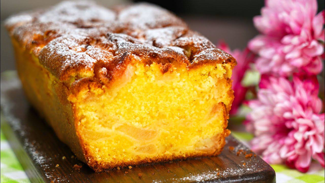 Кулінари розповіли, як приготувати смачний кекс із сиром та яблуками