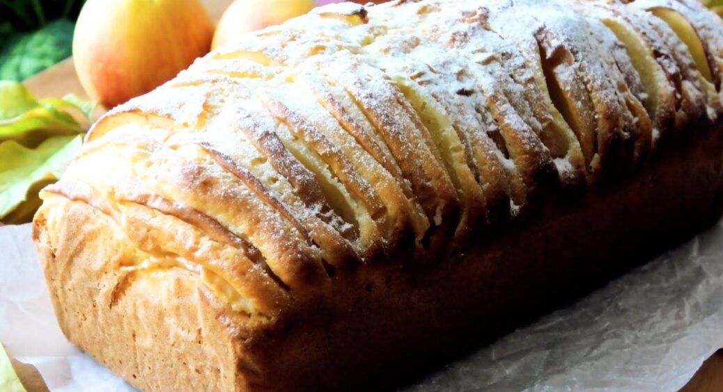 Змішала 3 інгредієнти – борошно, сир та яблука: ось і стоїть на столі “повітряний” кекс, як з ресторану 