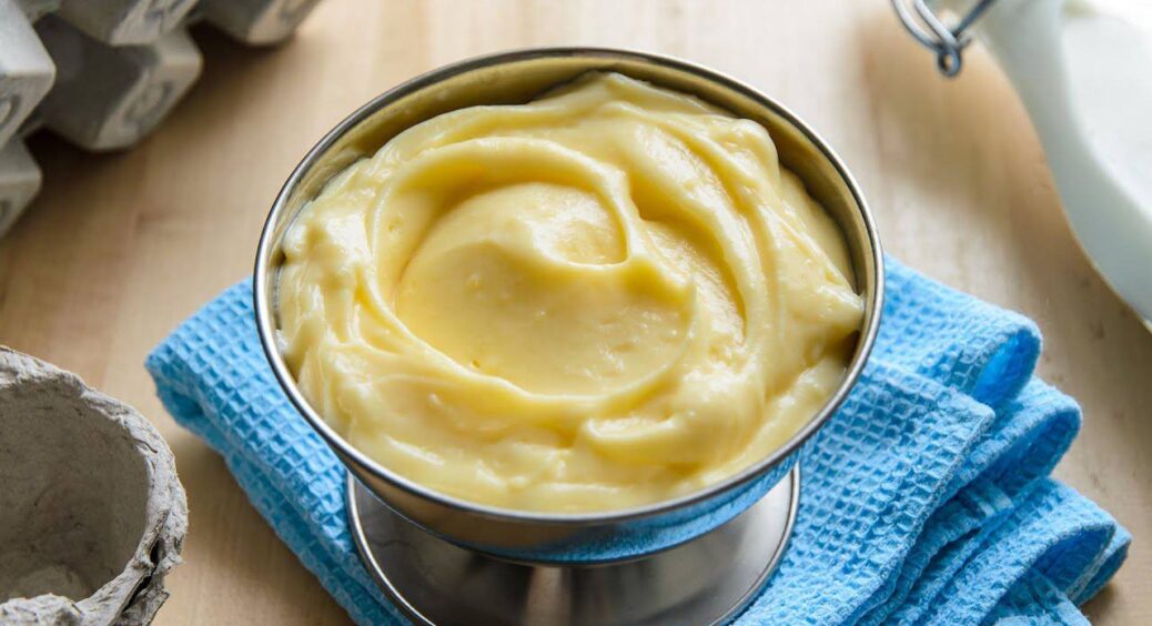 На 300 г молока додаю 3 ложки манки – виходить а-ля “заварний” крем, який підходить для тортів і тістечок 