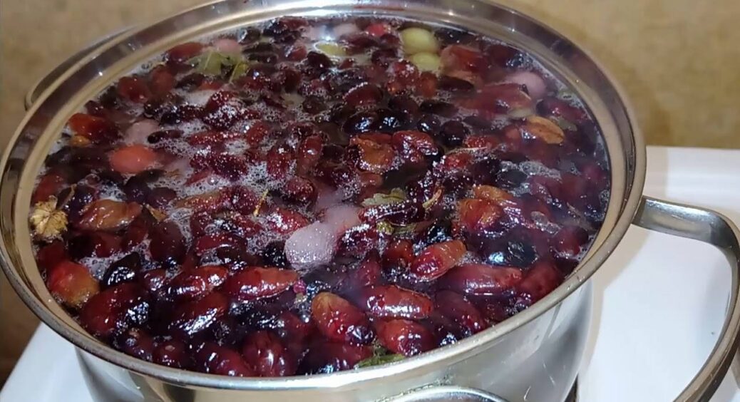 2 дні витримую сливи в морозильнику – і тільки потім варю компот: виходить надзвичайно насичений і смачний 