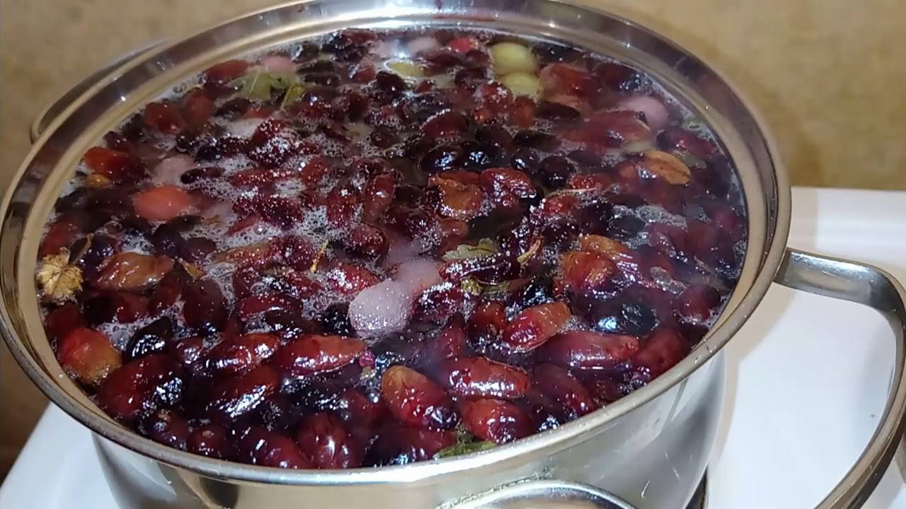 Господині розповіли, як приготувати смачний компот із заморожених слив