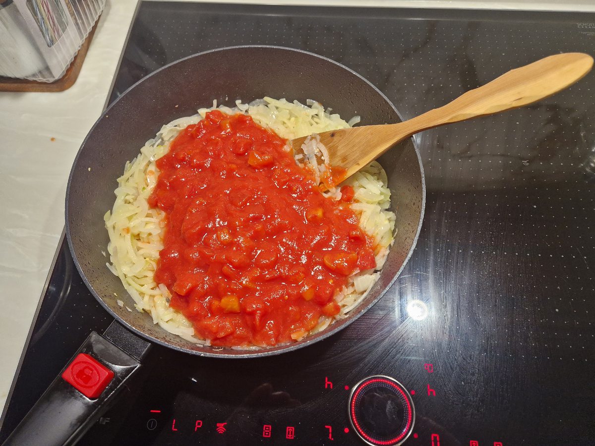 Кулінари розповіли, як приготувати ароматну підливку з томатами до рису чи іншого гарніру