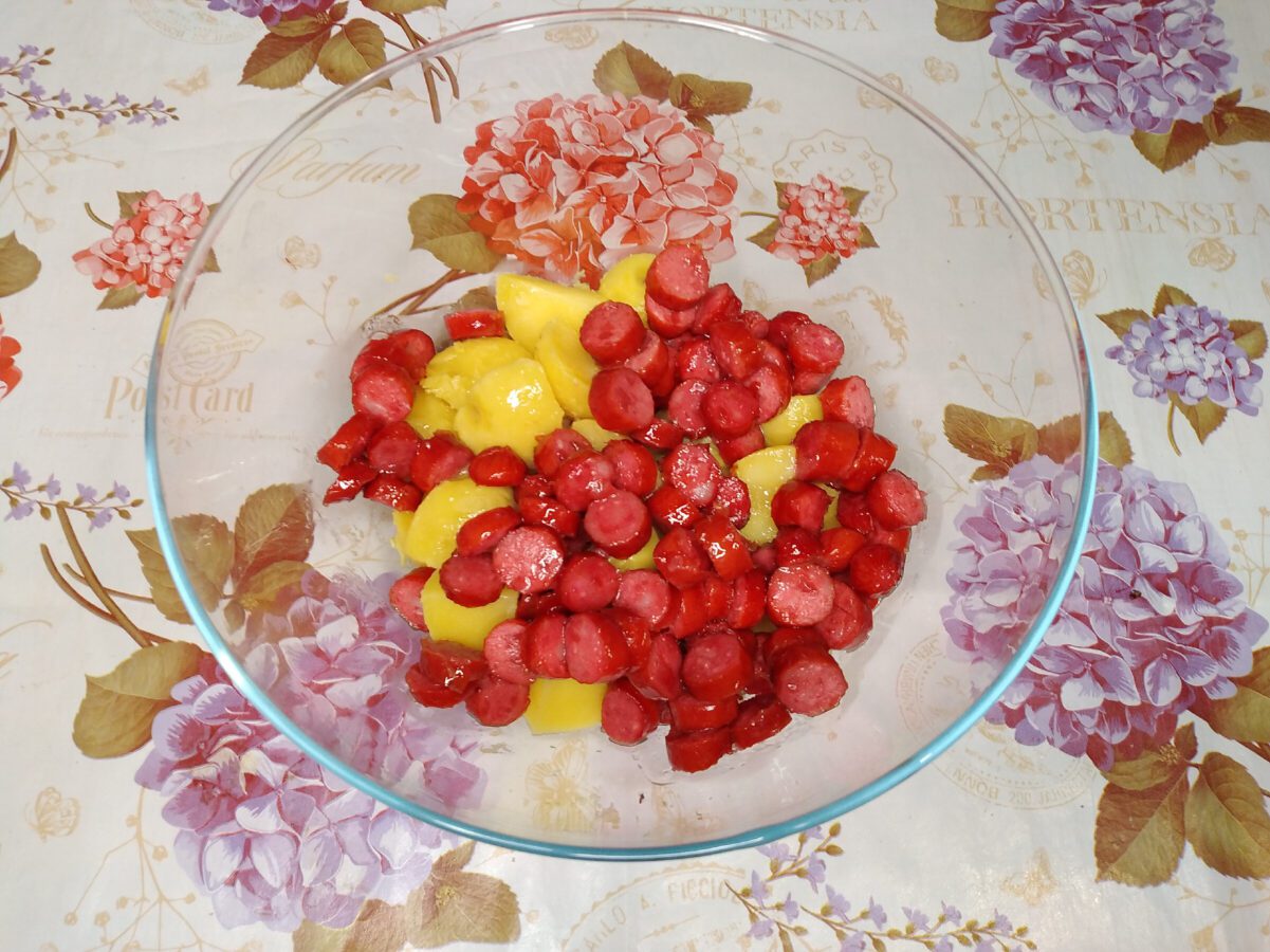 Кулінари поділились рецептом смачного салату з картоплею та овочами – як приготувати закуску