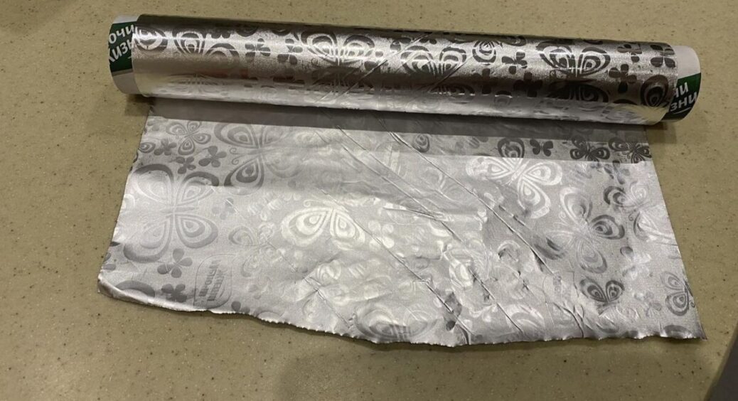 Фольгу купляю 5 пачок за раз, бо не тільки мʼясо в ній запікаю: 4 неочевидні способи використання у побуті 