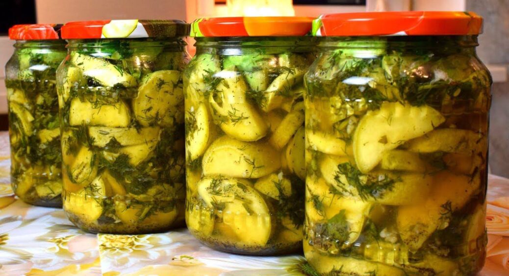 Кабачки мариную з ложкою меду: стоять у банках по 8 місяців, і хоч би хни, а смак – “цукерка” на тарілці 