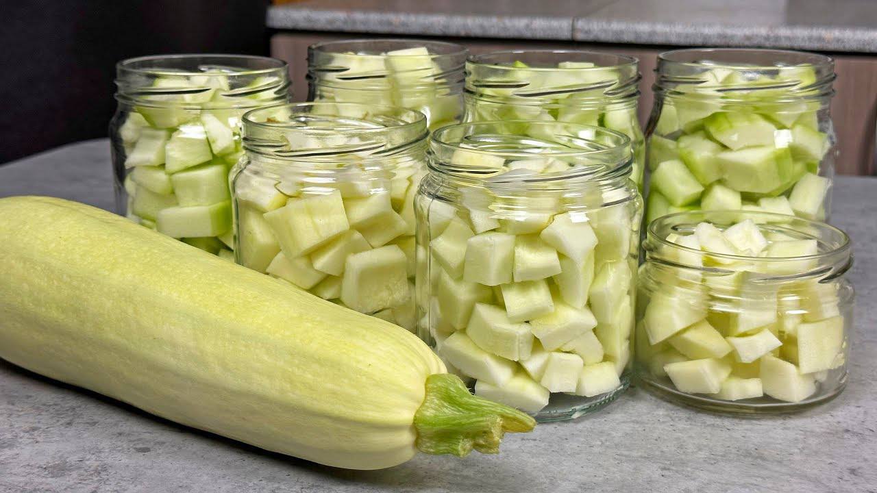 Господині розповіли, як приготувати ароматні кабачки з медом та часником на зиму