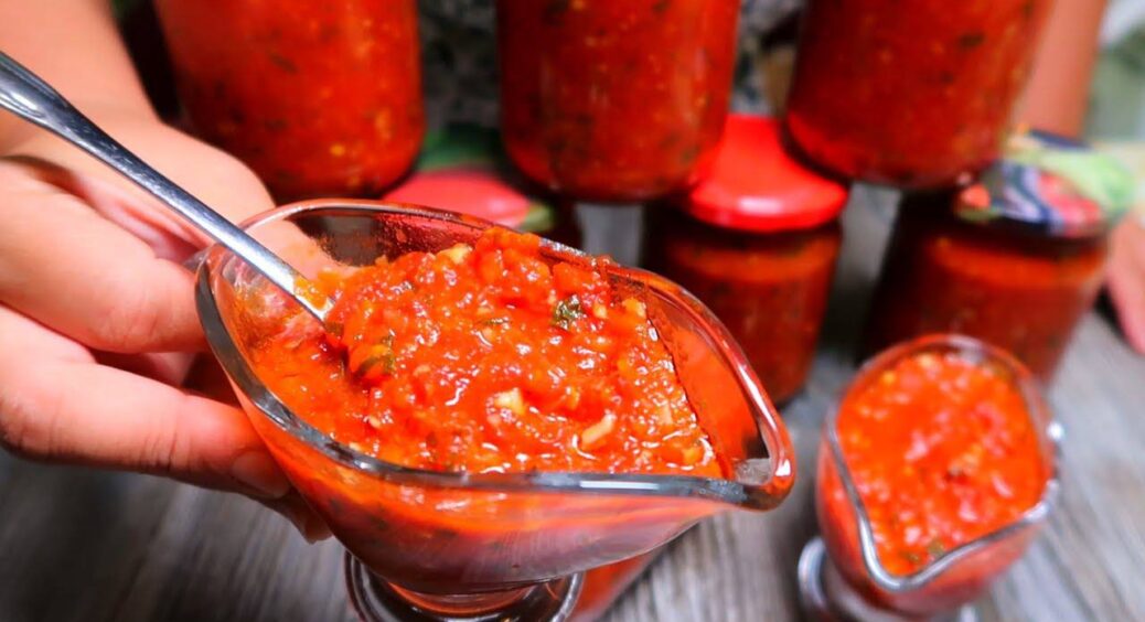 Зробила 5 банок аджики на пробу – тепер шкодую, що так мало: смакова “бомба”, і готується лише за 20 хвилин 