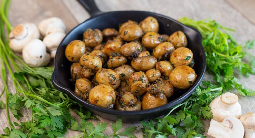 3 шеф-кухарів запитали, на чому краще смажити смачні гриби: всі дали однакову відповідь – 1 інгредієнт 