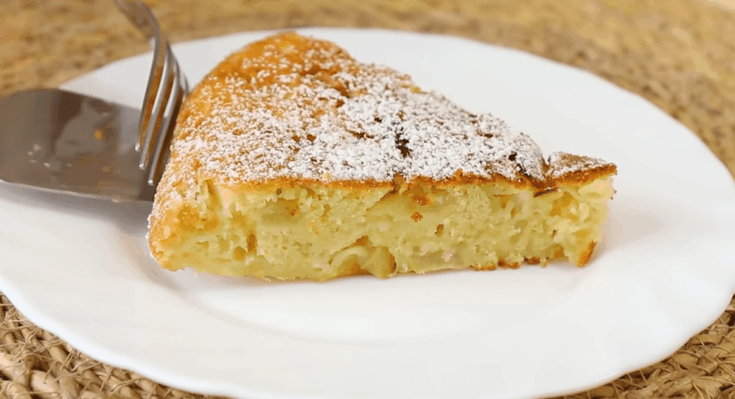 За 5 хвилин готую яблучний пиріг просто на сковорідці: діти просять тільки його. Шарлотка сумує у кутку 