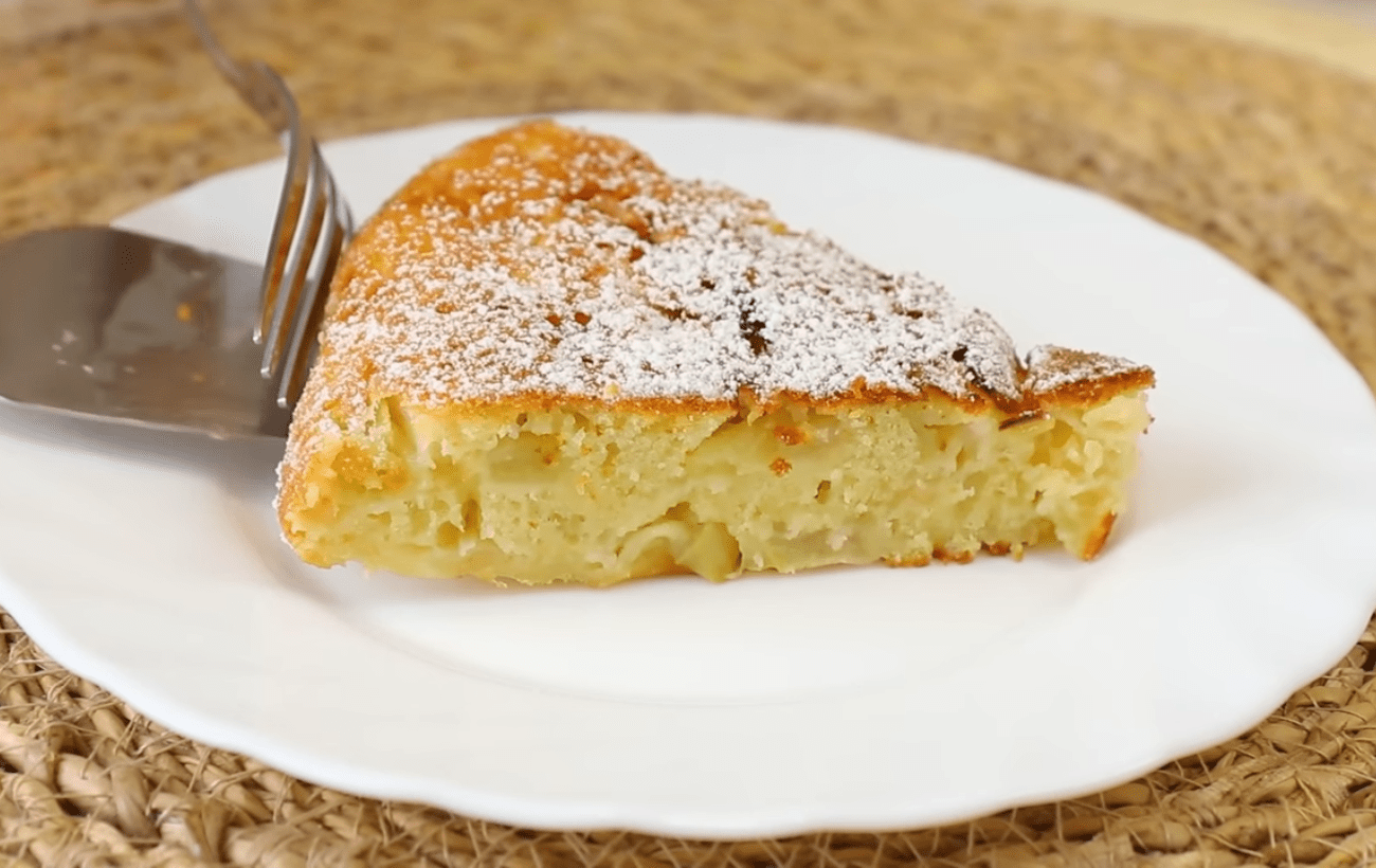 Кондитери розповіли рецепт яблучного пирога на сковорідці