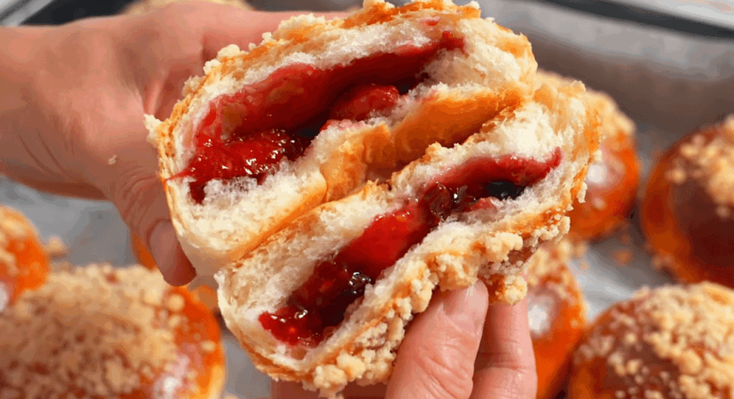 Вони наче не з тіста, а з пуху, і їм сам Бог велів літати. А всередині соковита начинка: булочки з ягодами 