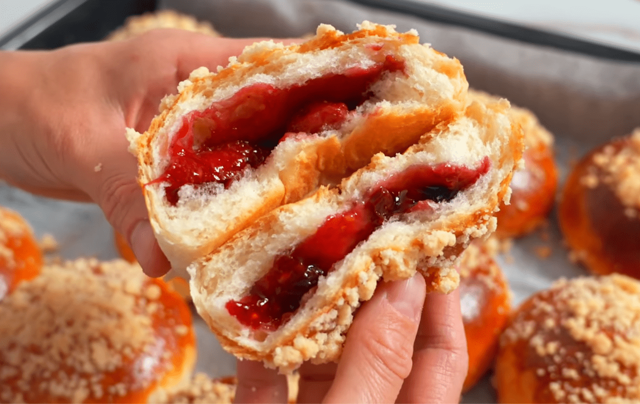 Кондитери поділилися рецептом здобних булочок з ягідною начинкою