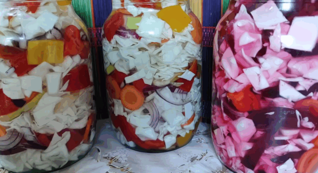 Я не обмежуюсь капустою: квашу асорті, а сусіди дивляться з заздрістю. 6 овочів щороку стають хітом зими 