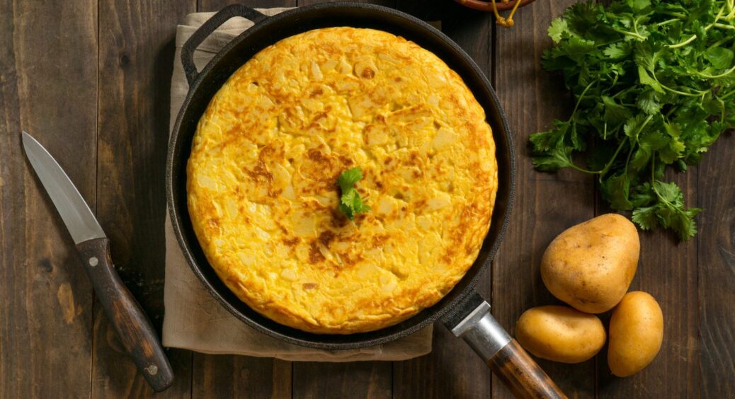 Рецепт для тих моментів, коли не знаєте, що робити з картоплею: пиріг виходить ситний і дешевший за м’ясо 