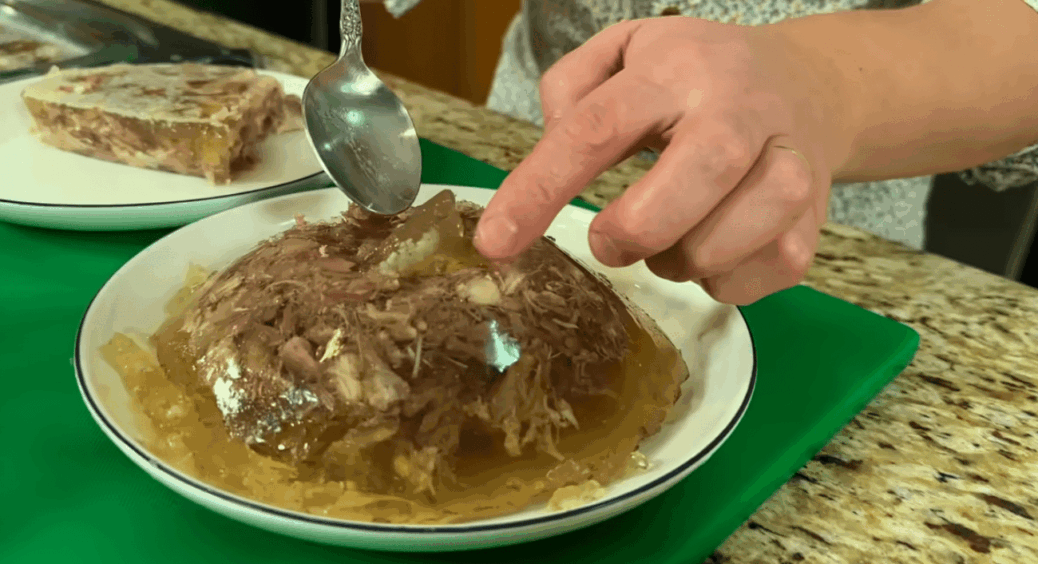 Секрет ідеально прозорого холодцю: 2 найпоширеніші проблеми, які можуть виникнути з його приготуванням 