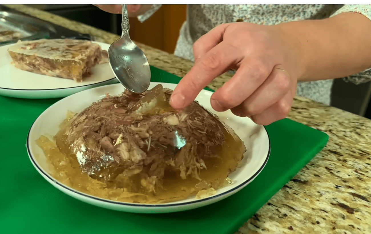 Господині розповіли, на якій частині мʼяса краще варити холодець