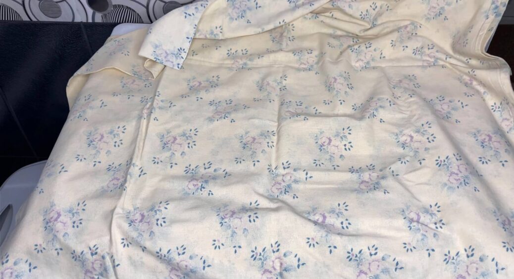 Знайшла старий комплект постільної білизни і повернула йому мʼякість: 2 ложки до барабану при 30 градусах 