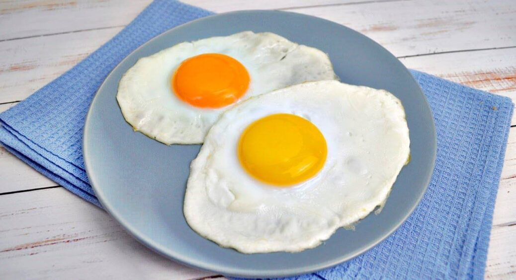 Яєчня більше не прилипає до старої сковороди: застеляю дно пергаментом і смажу 5 хвилин – жодної краплі олії 