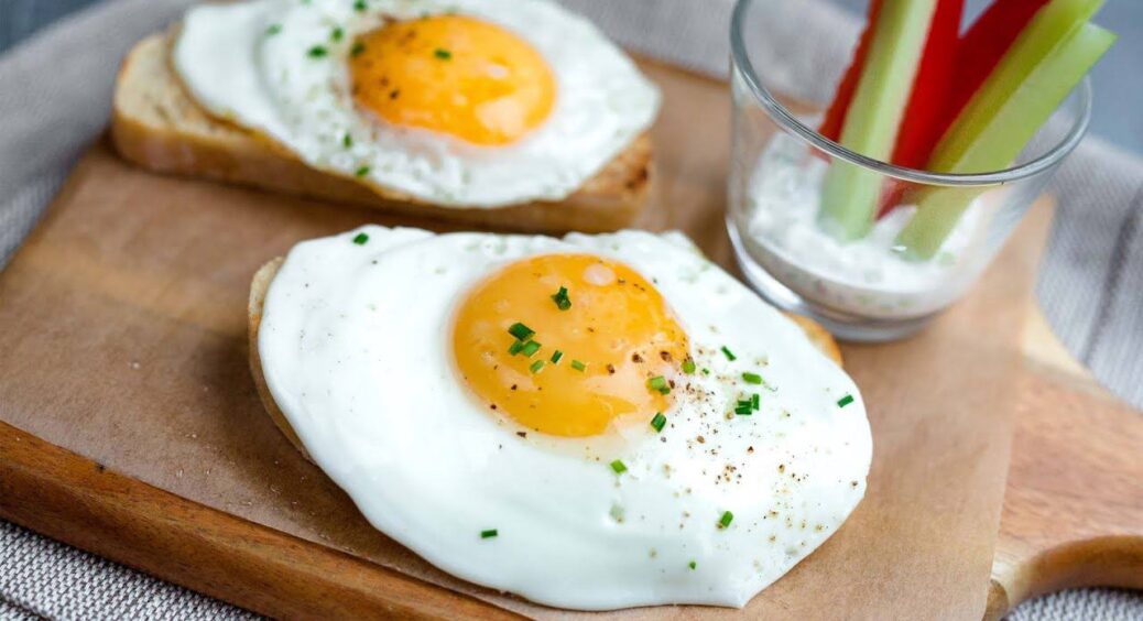 Жодної краплі олії на сковорідку при смаженні яєць: 1 хитрий спосіб приготувати сніданок, якщо ви на дієті 