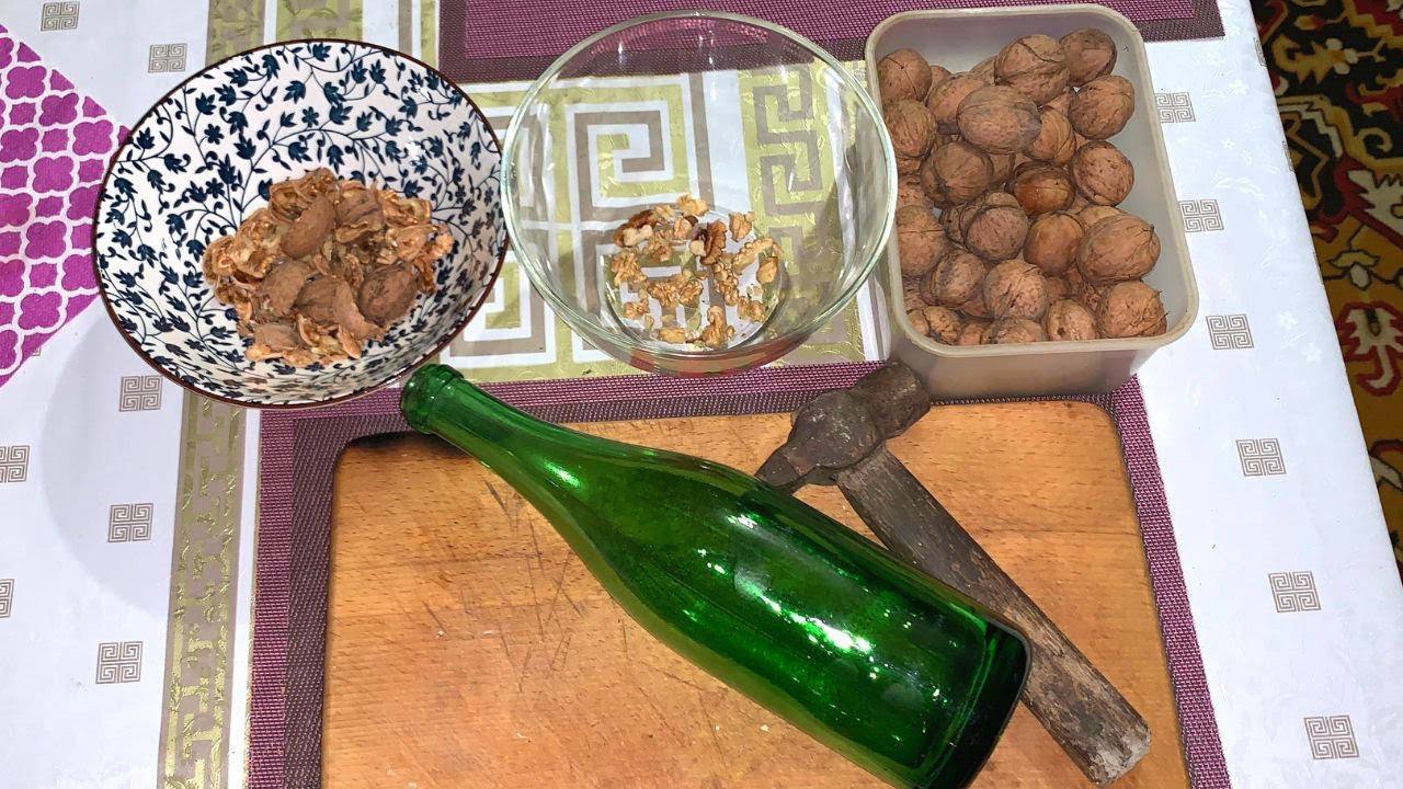 Господині розповіли, як почистити волоські горіхи за допомогою звичайної пляшки