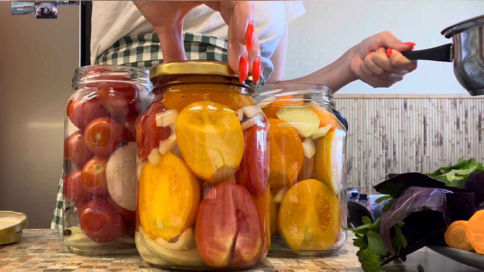 Господині розповіли, як приготувати смачні помідори в овочевій заливці на зиму