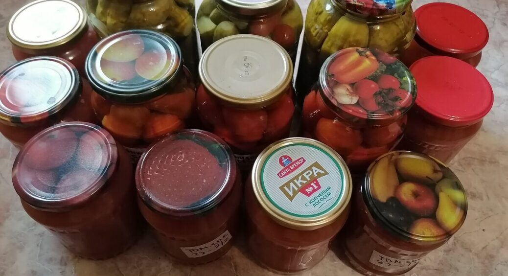 Зберігаю 80 банок у квартирі без балкона – знайшла 4 хитрі місця: навіть свекруха-нишпорка не знайшла 