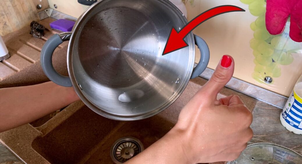 Нагар “відскакує” сам: простий спосіб очистити каструлю без тертя за 10 хвилин – 2 ст. ложки + 3 краплі 