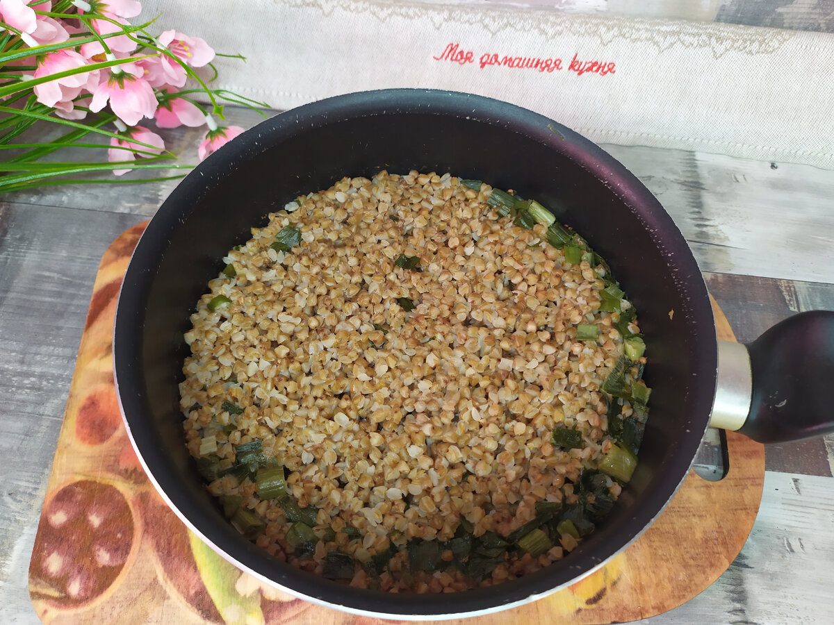 Кулінари поділились рецептом незвичайної, але дуже смачної гречки з рибою до вечері