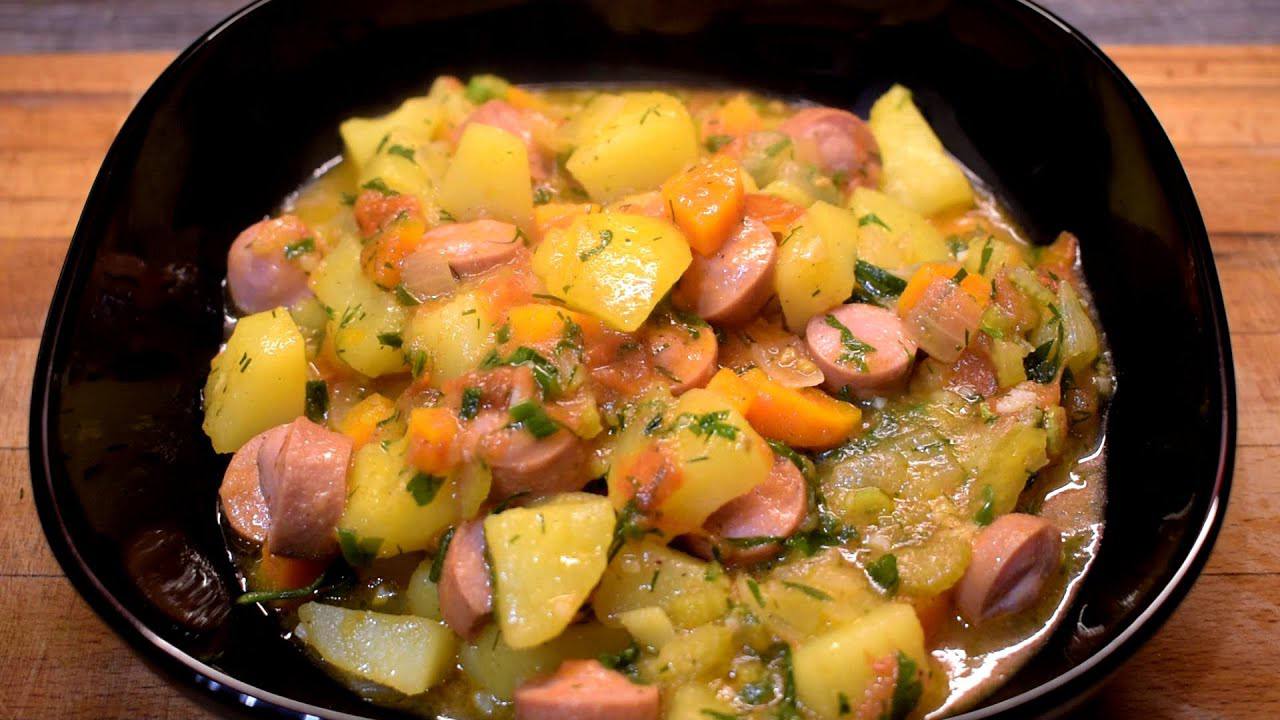 Кулінари поділилися рецептом вечері з овочами та сосисками в одній сковороді