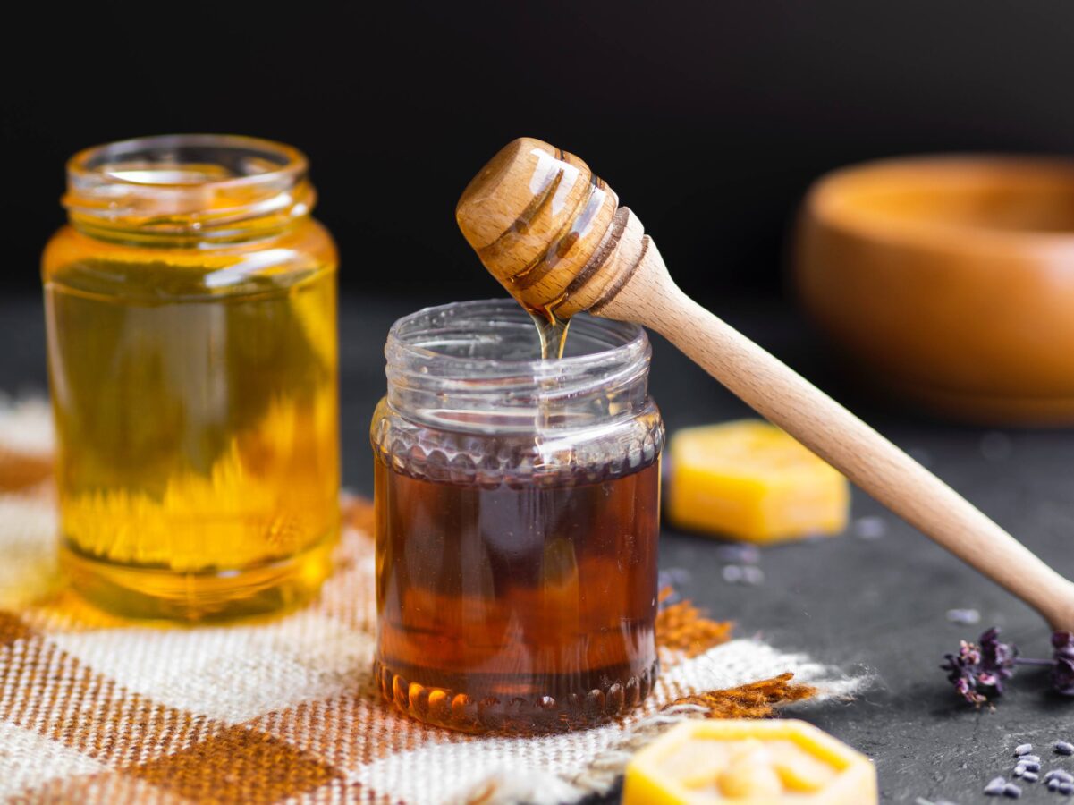 Експерти поділилися простими правилами, які допоможуть зберегти користь меду