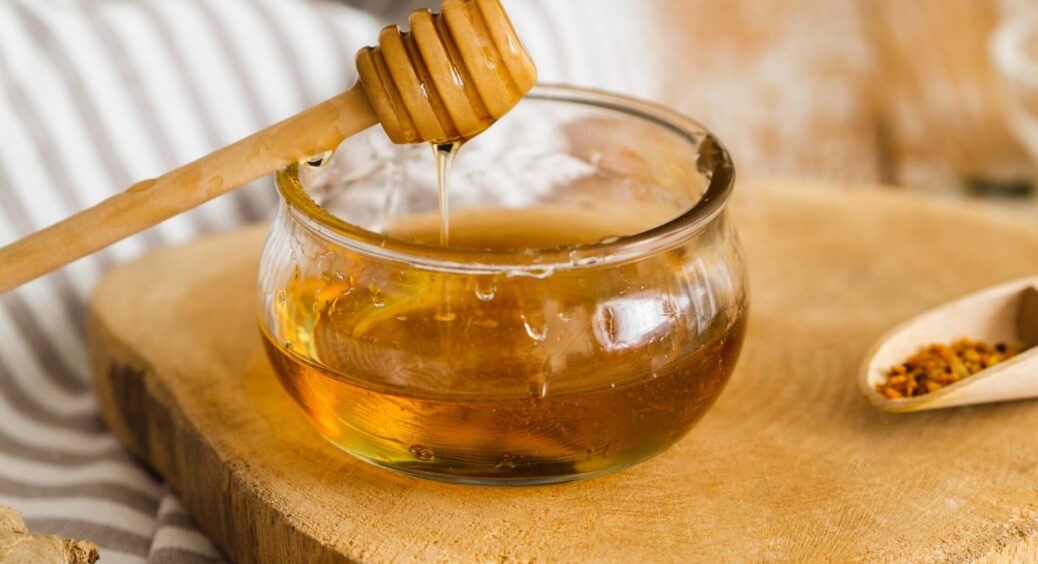 Сусід-пасічник підказав, що робити з медом торішнім: 1 трюк — і він знову рідкий, як щойно відкачаний 