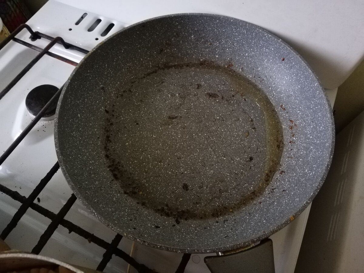 Господині порадили спосіб очистити старі каструлі від пригорілої їжі та слідів кіптяви