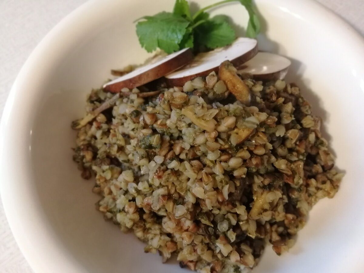 Кулінари поділились рецептом незвичайної, але дуже смачної гречки з рибою до вечері