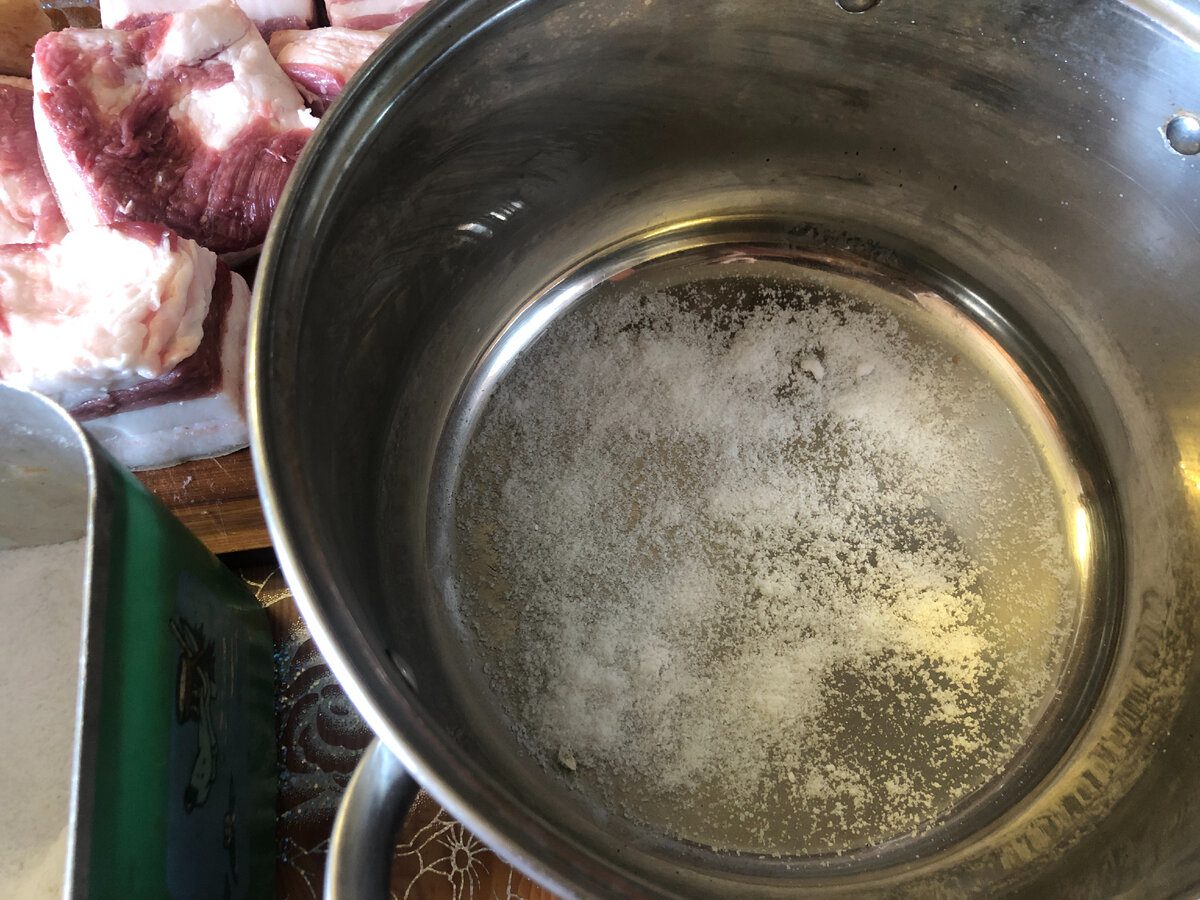 Господині порадили спосіб очистити старі каструлі від пригорілої їжі та слідів кіптяви