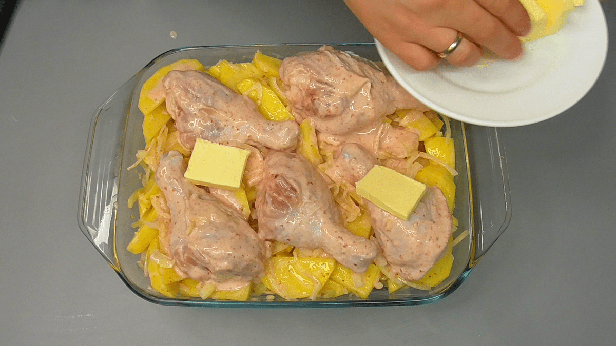 Кулінари розповіли, як приготувати смачну та соковиту курку в духовці до вечері чи свята