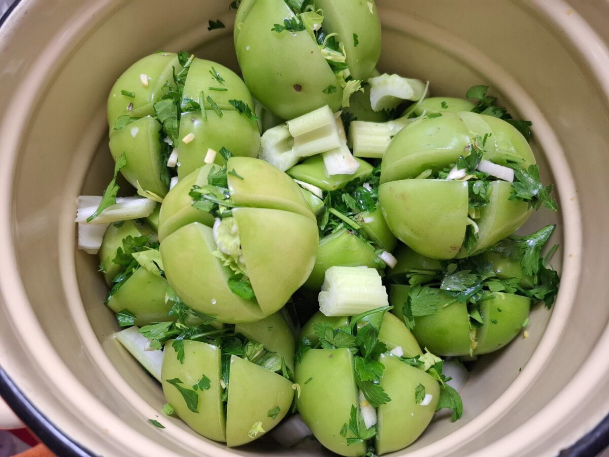 Експерти розповіли, як заготувати на зиму зелені томати без зайвого клопоту – смачний рецепт