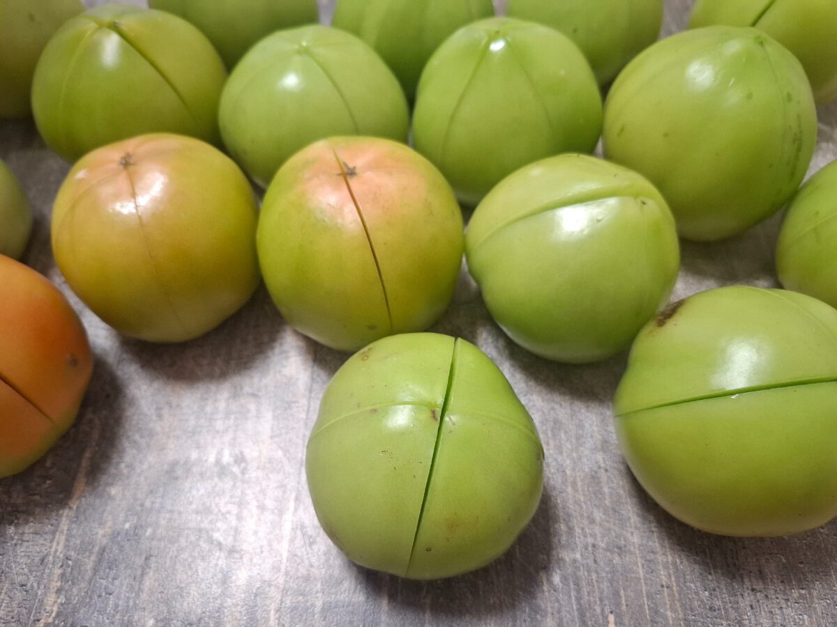 Експерти розповіли, як заготувати на зиму зелені томати без зайвого клопоту – смачний рецепт