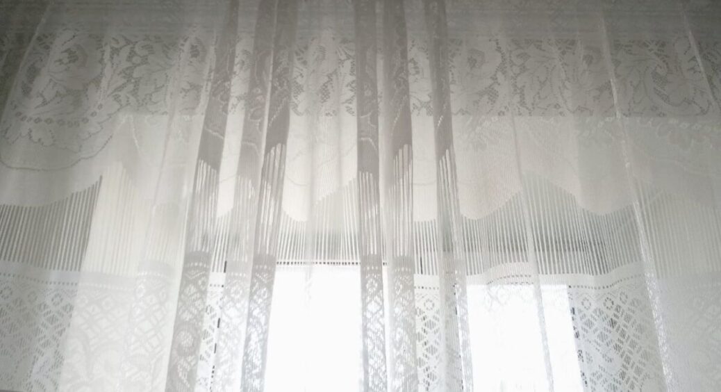 На Великдень мій тюль завжди білосніжний: 1 спосіб, яким користується вся родина – жовтизна “випаровується” 