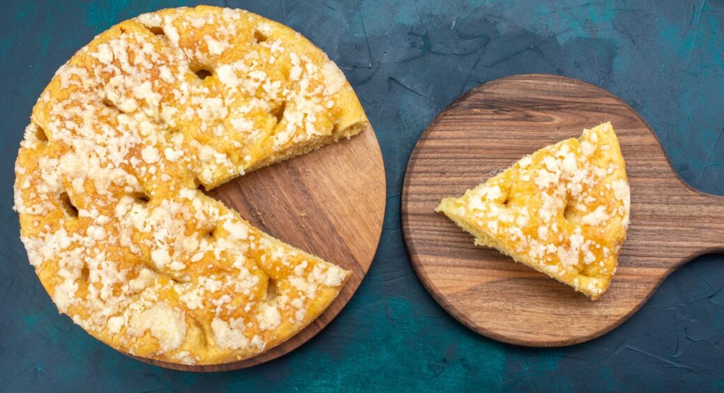 Чудо-пиріг на кефірі: печу його вже 7-й день поспіль, а його все мало – ніжніший і дешевший за “Сметанник” 